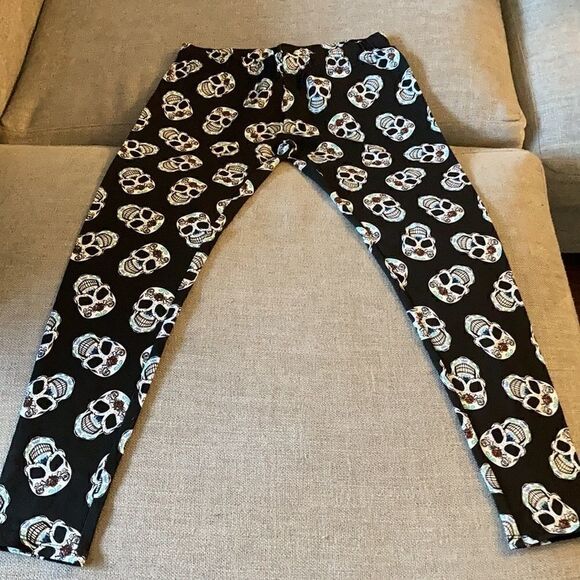 No Boundaries NWT Ankle Leggings with Scull Pattern. Size Med. - Picture 3 of 4